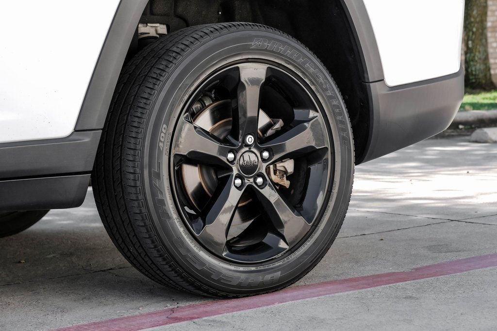 Used 2023 Jeep Grand Cherokee L Laredo image 9