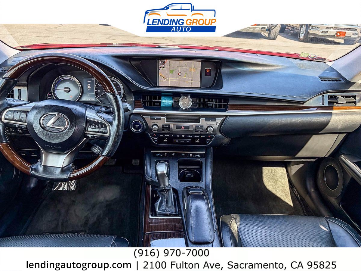 Used 2017 Lexus ES 300h w/ Luxury Package FWD image 11