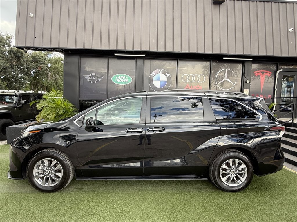 Used 2023 Toyota Sienna XLE image 7
