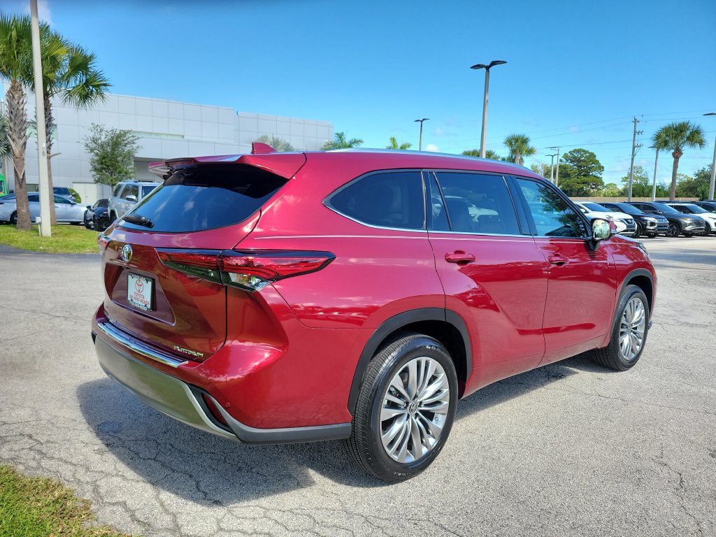 Used 2023 Toyota Highlander Platinum FWD image 4