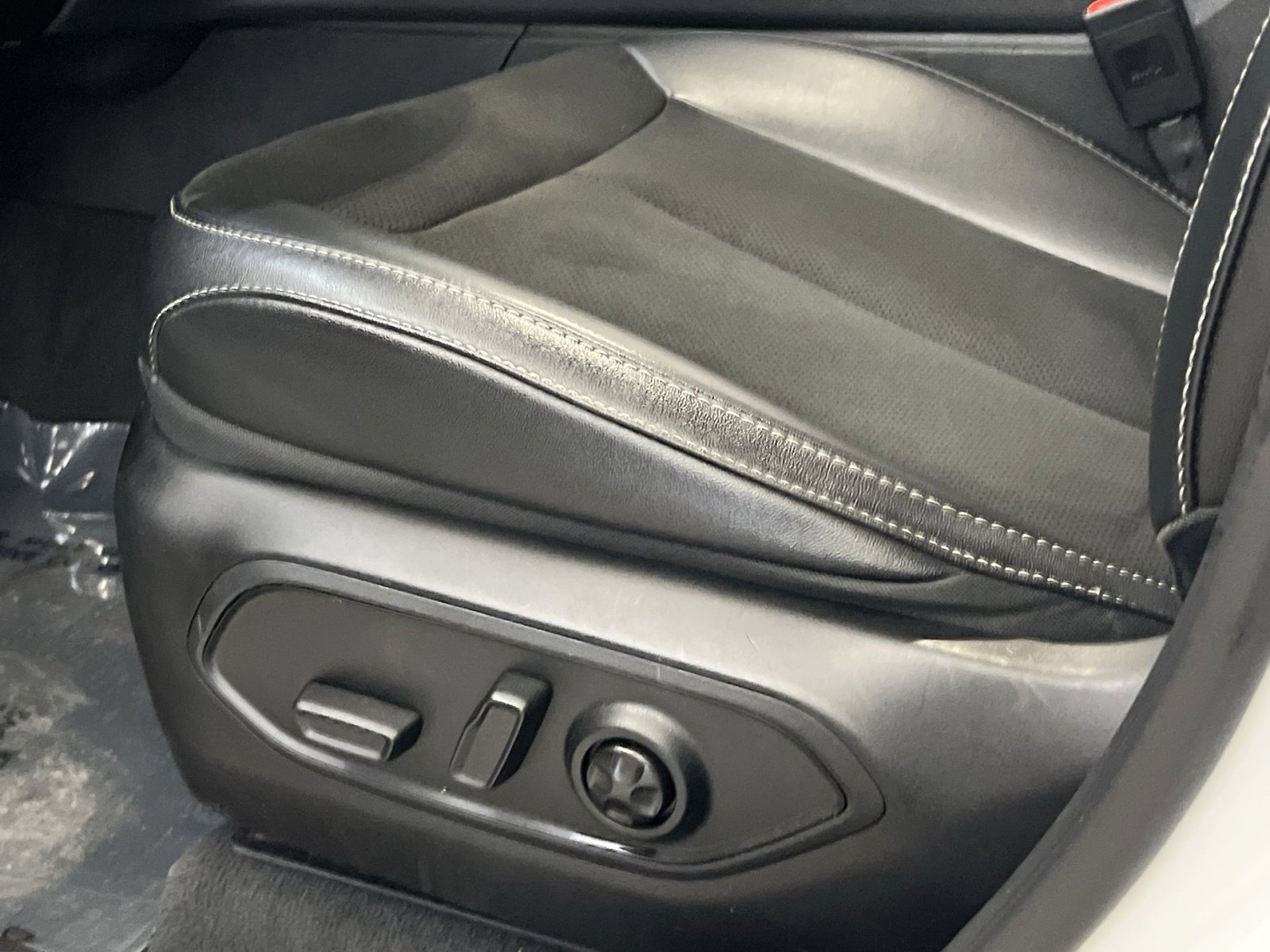 Used 2024 Jeep Grand Cherokee L Laredo image 12