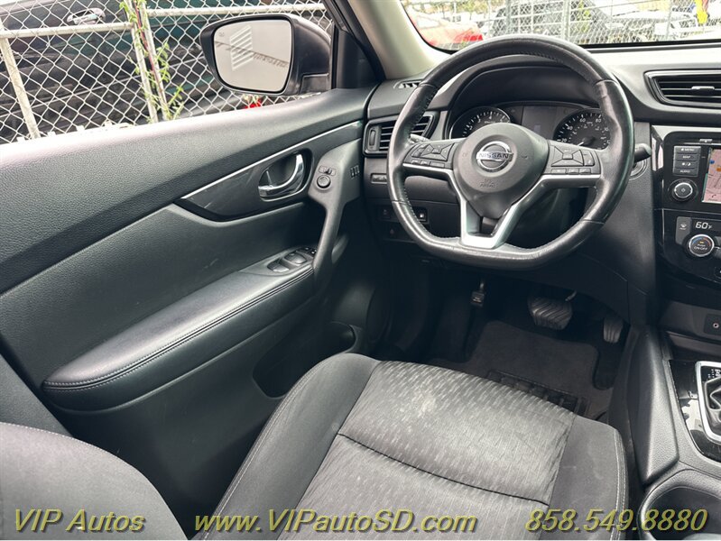 Used 2018 Nissan Rogue SV w/ Premium Package FWD image 18