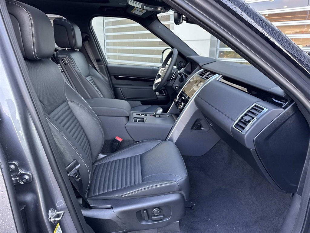 New 2025 Land Rover Discovery S image 9