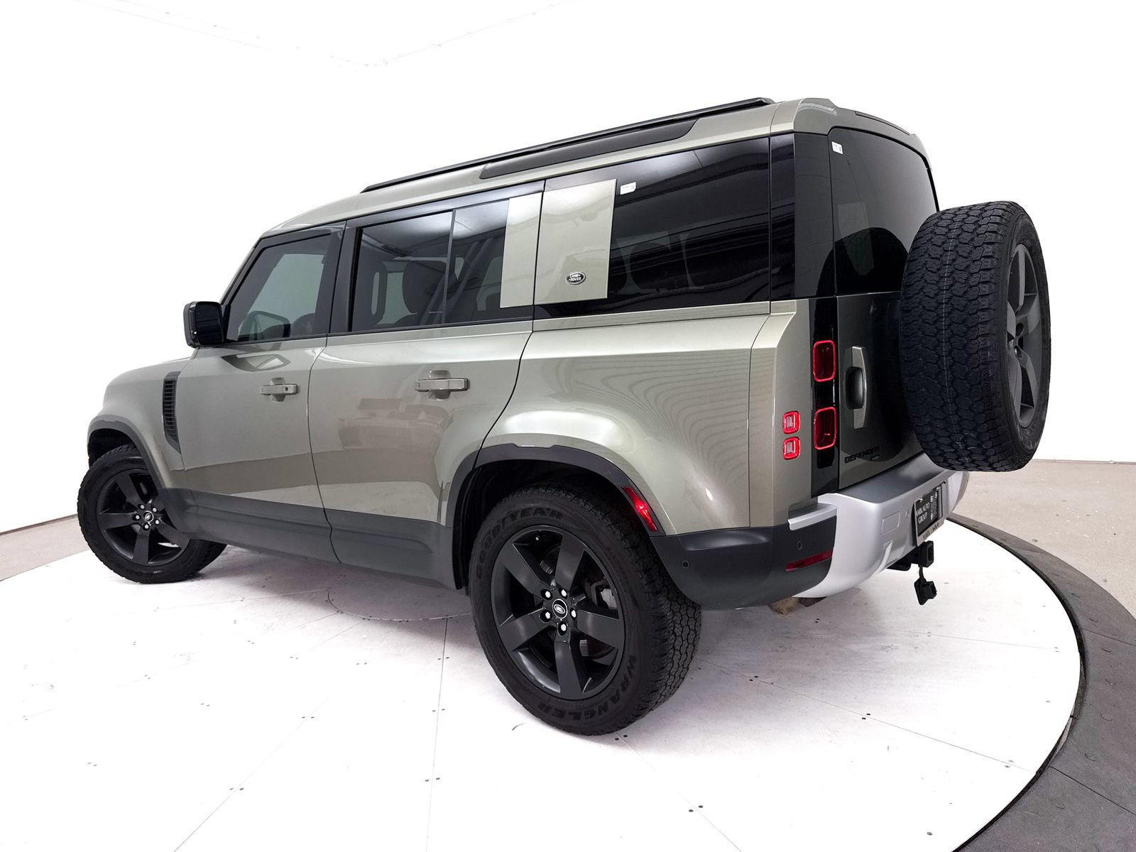 Used 2022 Land Rover Defender 110 SE AWD/4WD image 2