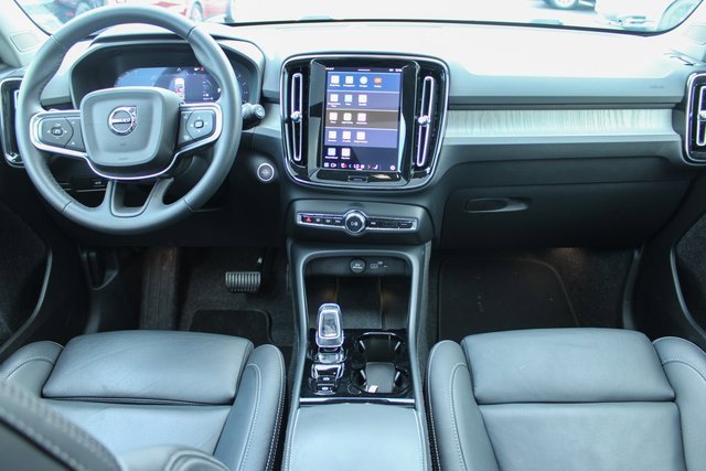 Used 2025 Volvo XC40 B5 Plus image 17