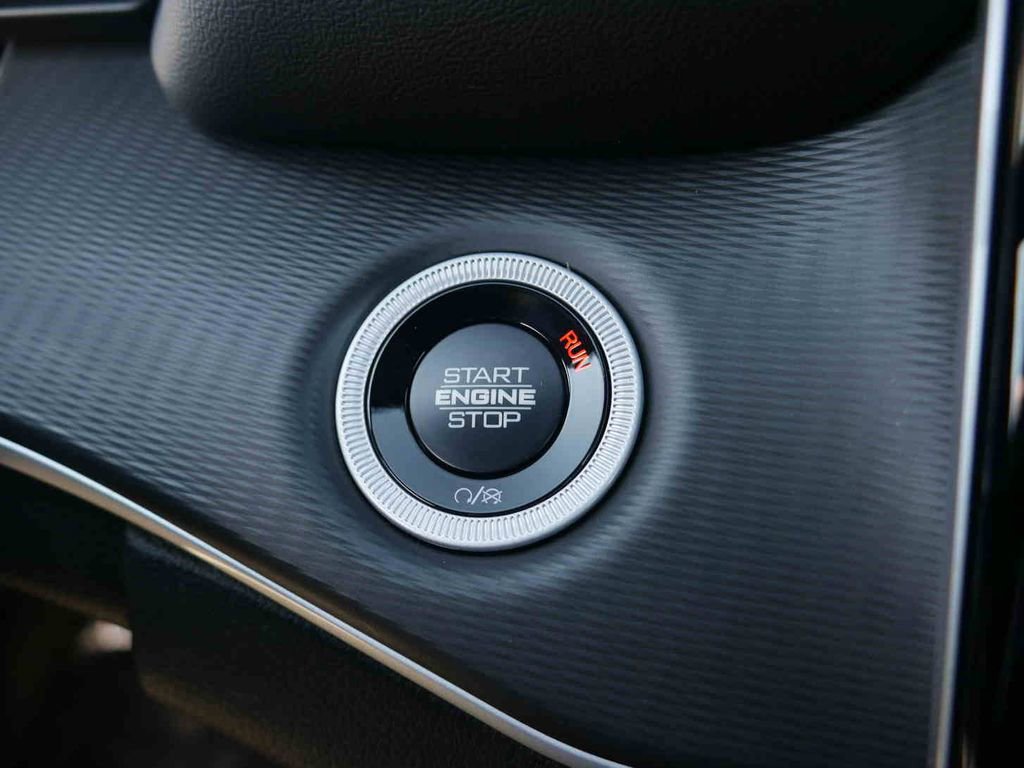 New 2025 Jeep Grand Cherokee Altitude image 32