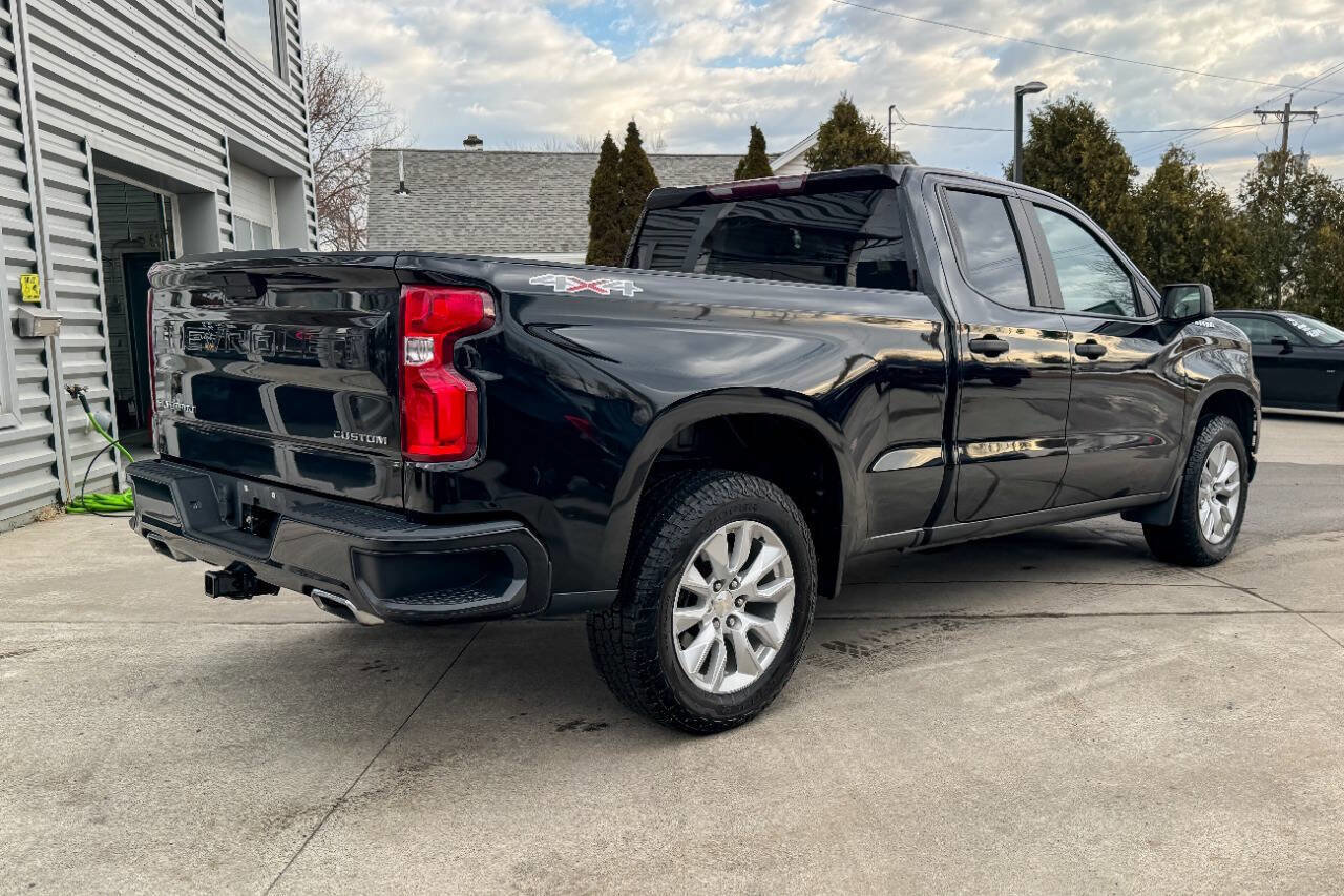 Used 2019 Chevrolet Silverado 1500 Custom w/ Custom Value Package AWD/4WD image 3
