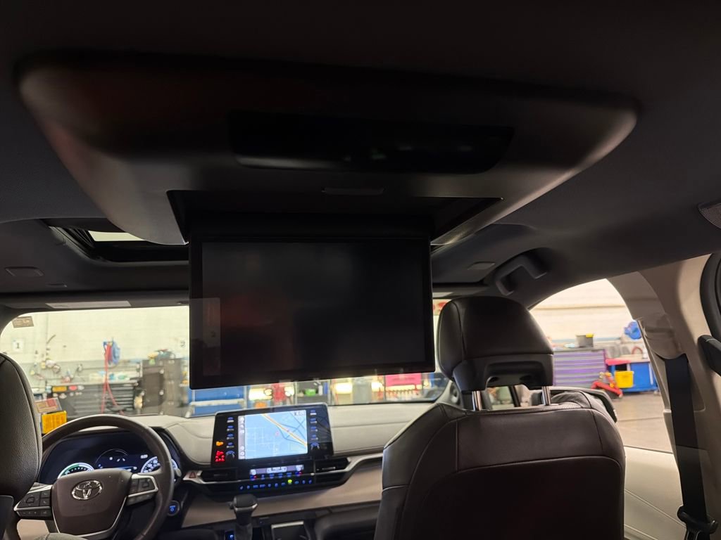 Certified 2021 Toyota Sienna Platinum image 34