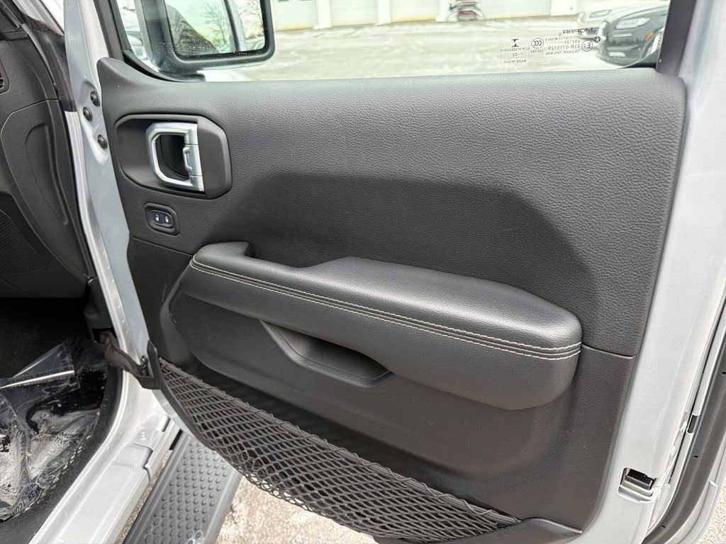 Used 2022 Jeep Wrangler Unlimited Sahara w/ Cold Weather Group AWD/4WD image 15