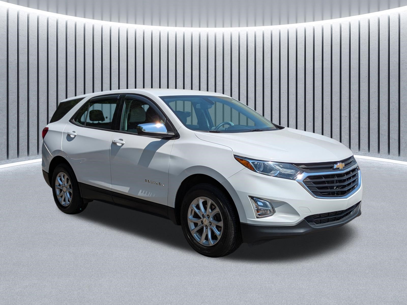 Used 2018 Chevrolet Equinox LS FWD image 2