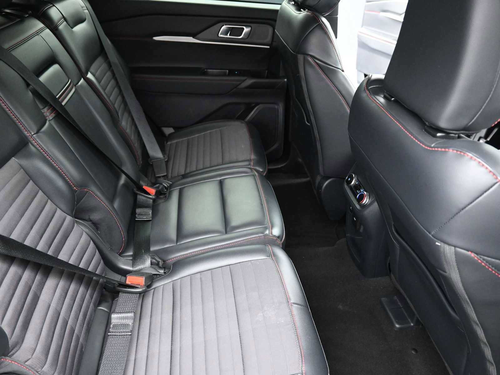Used 2025 Ford Explorer ST-Line w/ ST-Line Street Pack image 26