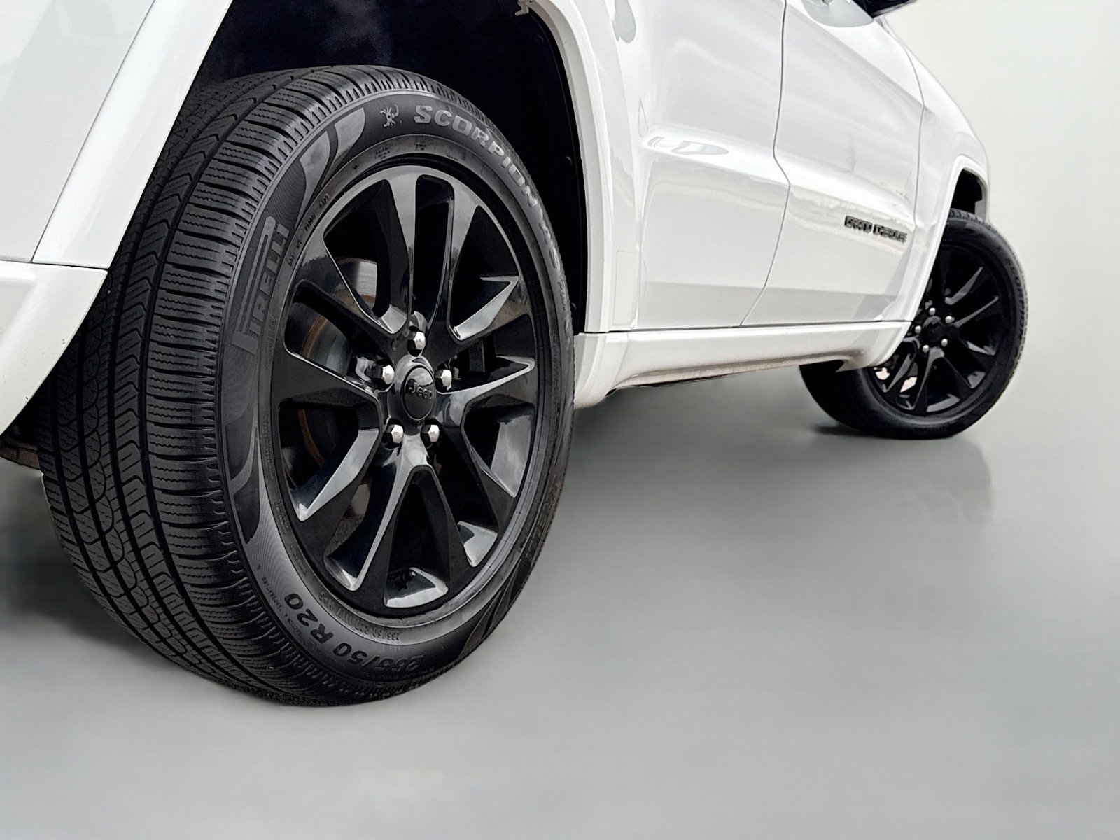 Used 2017 Jeep Grand Cherokee Altitude image 16