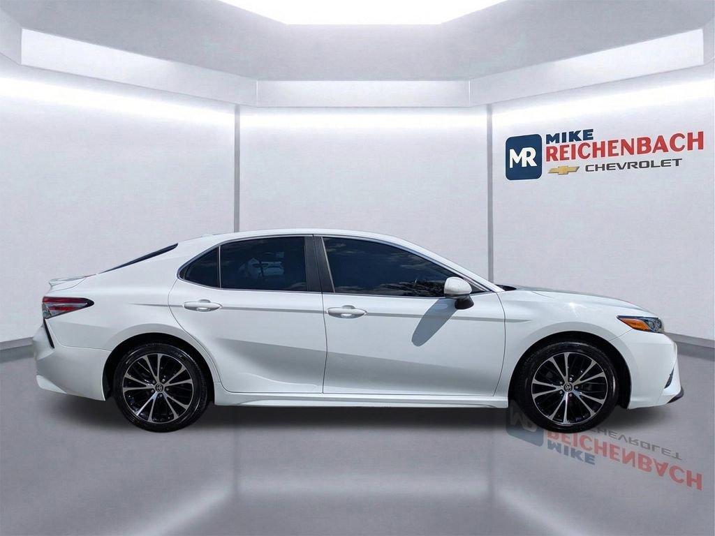 Used 2020 Toyota Camry SE video 3