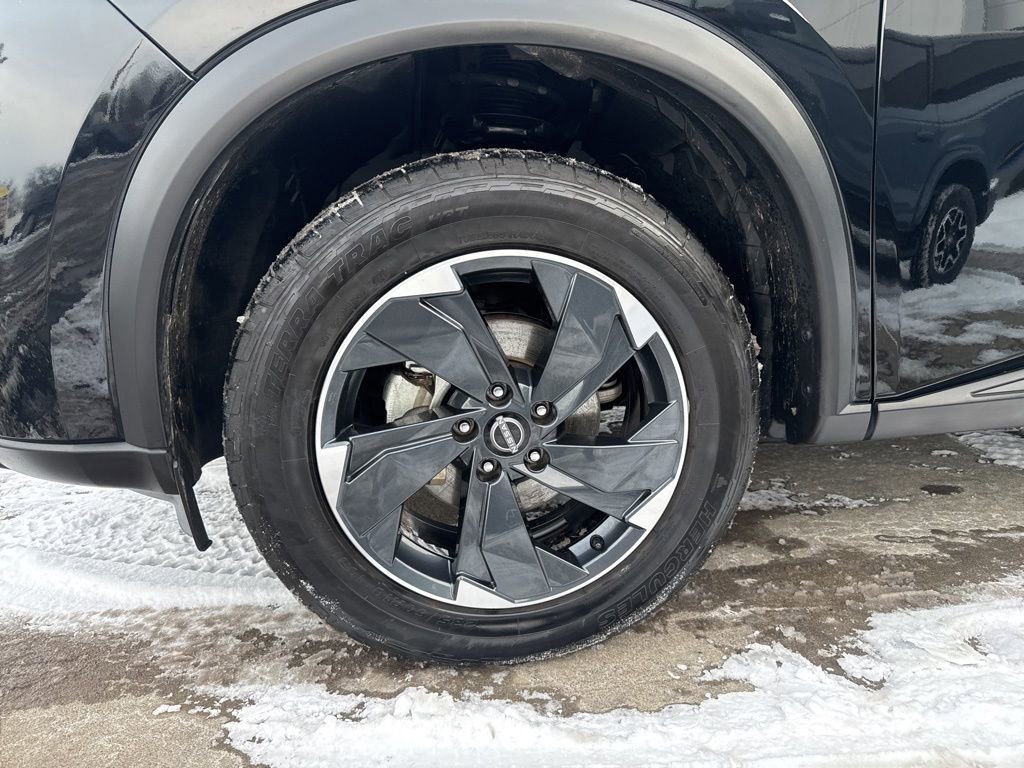 Used 2024 Nissan Rogue SV image 45