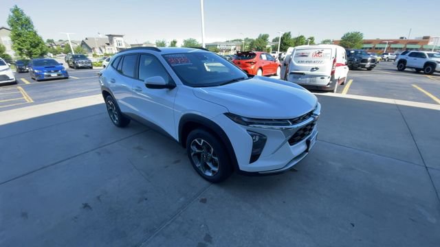 Used 2025 Chevrolet Trax LT FWD image 4