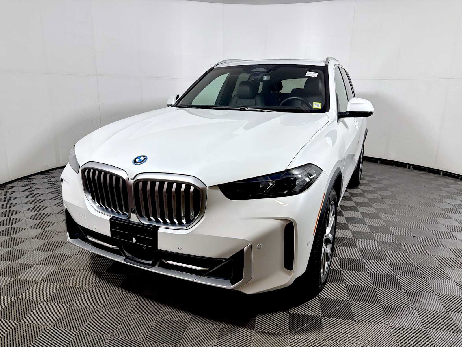 Used 2024 BMW X5 xDrive50e w/ Parking Assistance Package AWD/4WD image 3