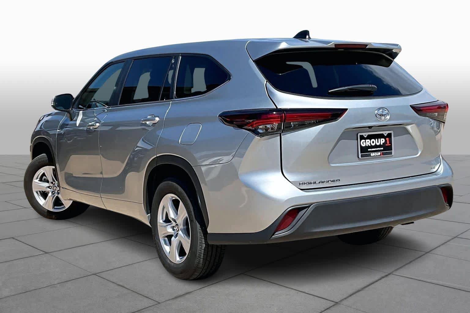 Used 2025 Toyota Highlander LE FWD image 12