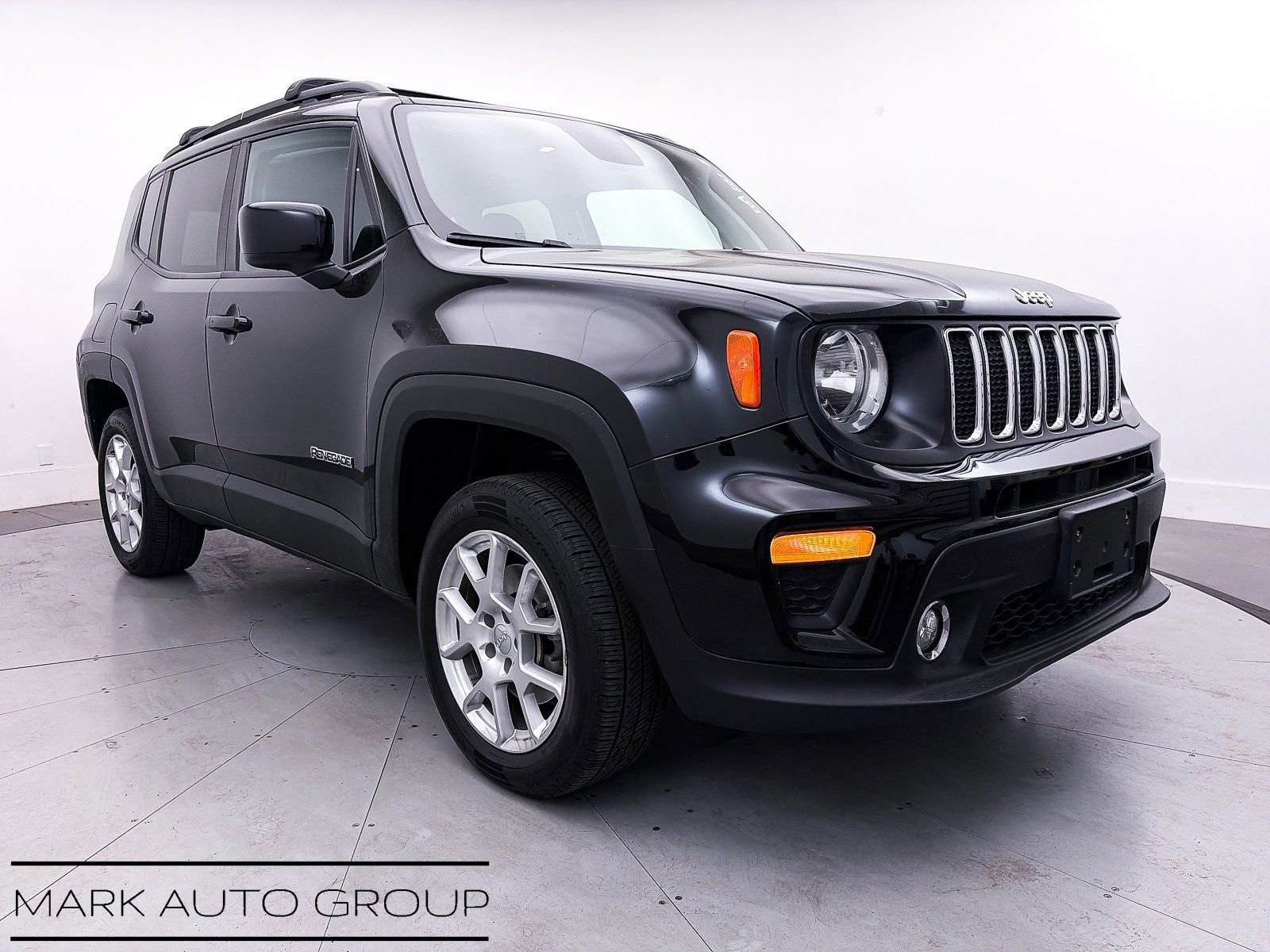 Used 2019 Jeep Renegade Latitude w/ Cold Weather Group image 1