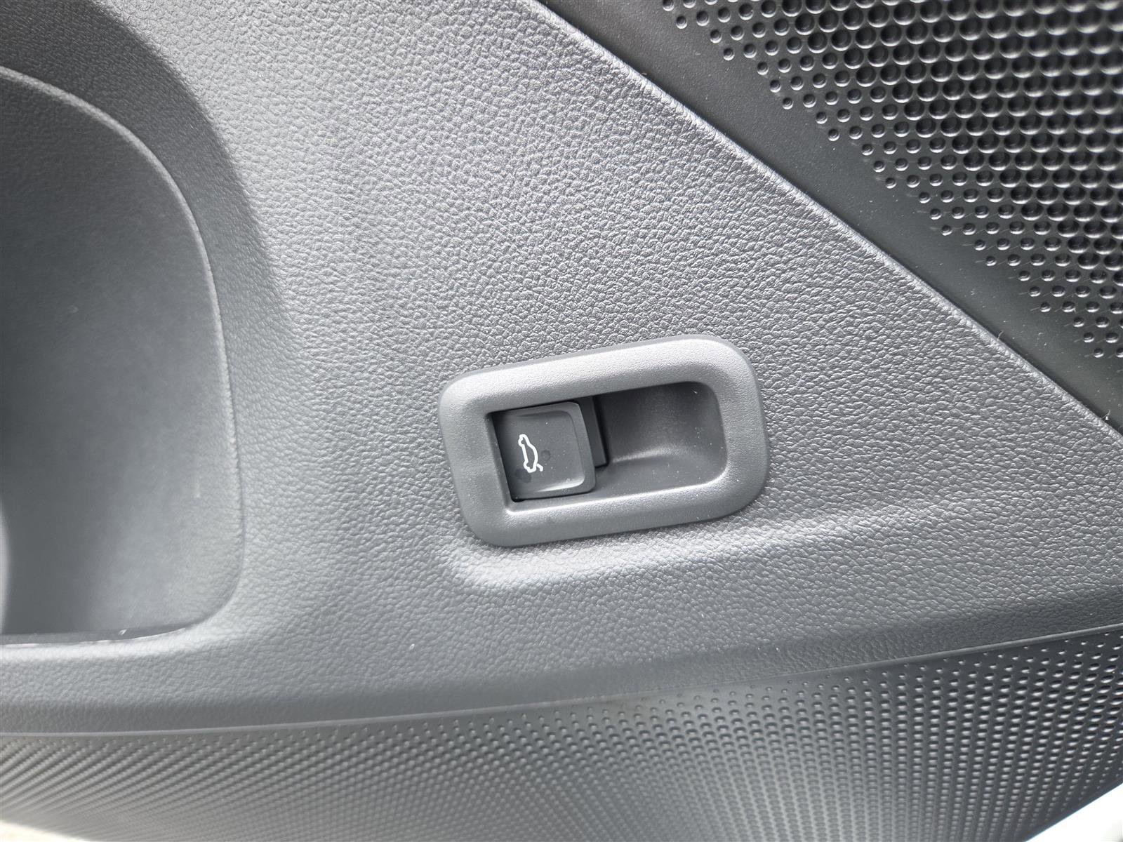 New 2025 Volkswagen Tiguan SE image 13