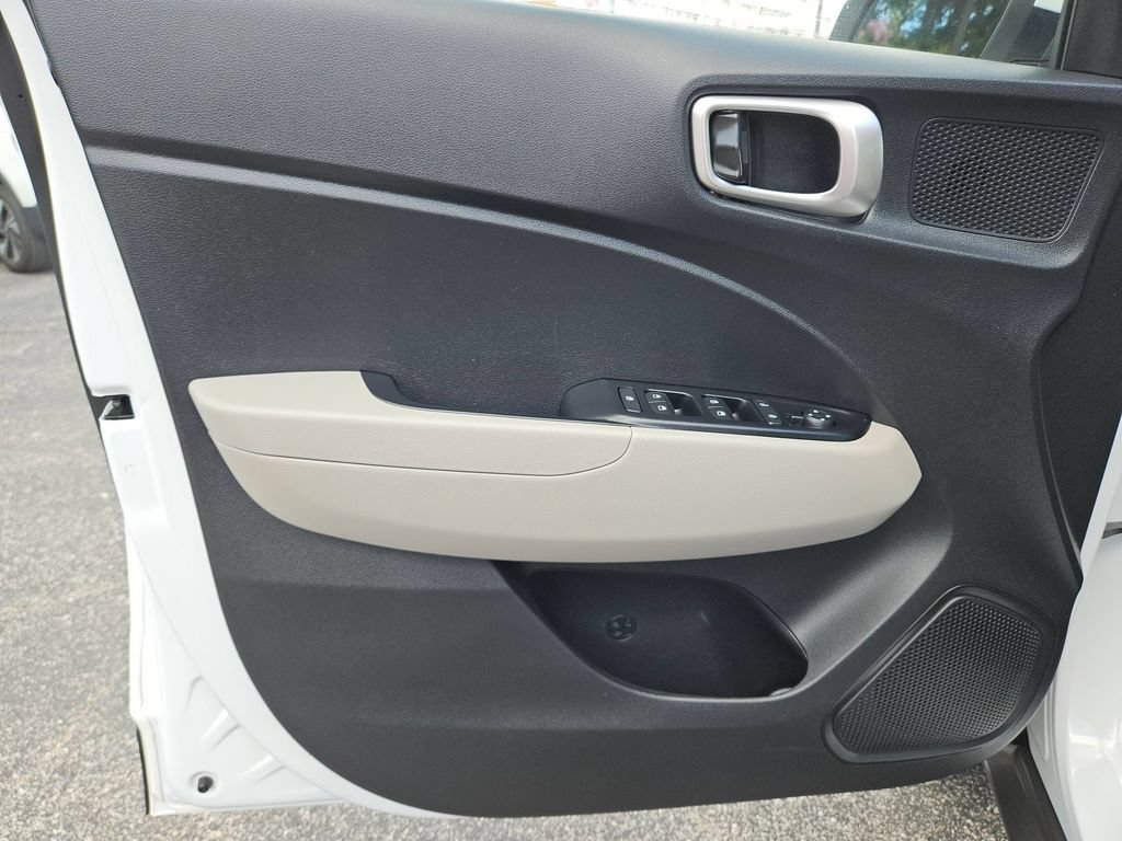 Used 2025 Hyundai Venue SEL FWD image 14
