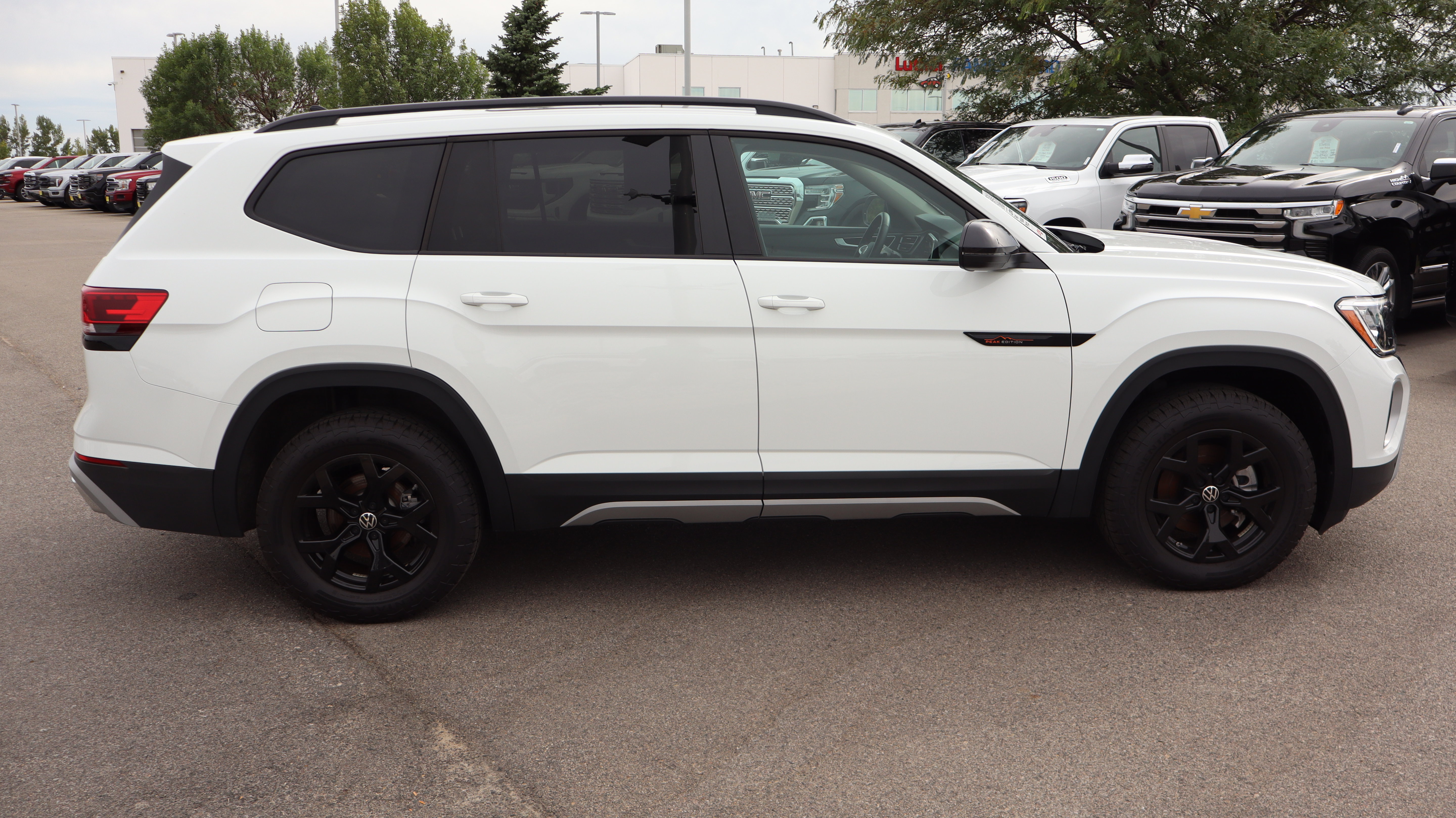 Used 2025 Volkswagen Atlas Peak Edition SE AWD/4WD image 8