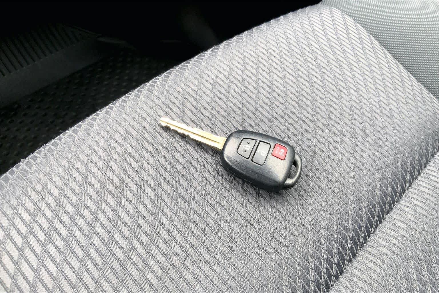 Used 2019 Toyota Highlander LE AWD/4WD image 15