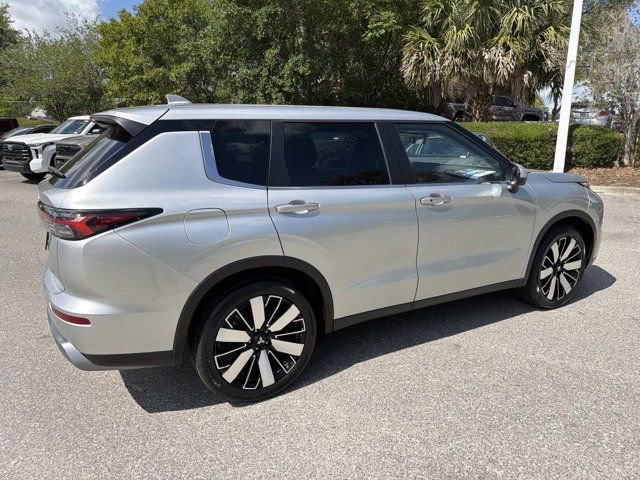 Used 2025 Mitsubishi Outlander SE FWD image 2