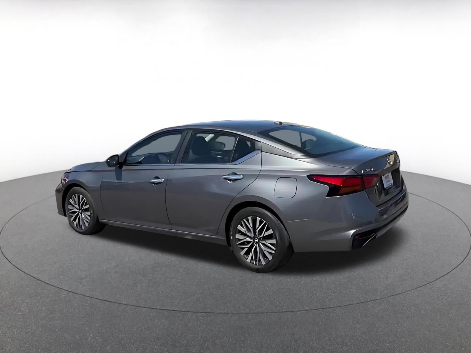 Used 2025 Nissan Altima 2.5 SV image 10