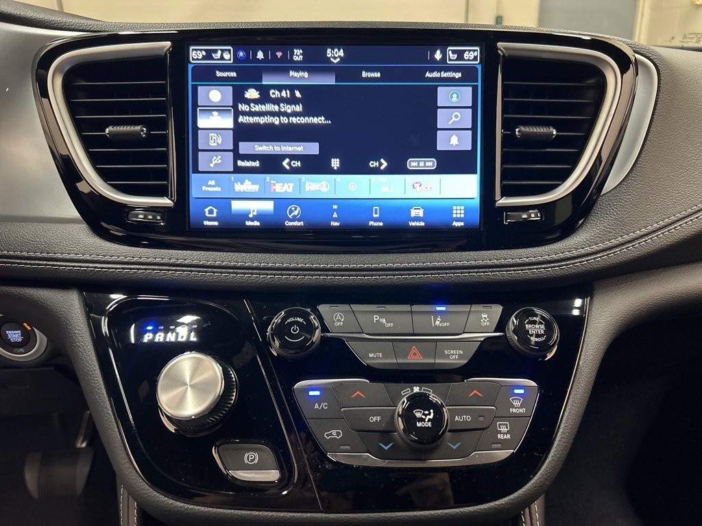 New 2026 Chrysler Pacifica Limited image 24