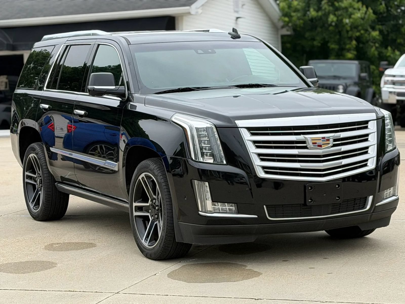 Used 2019 Cadillac Escalade Platinum AWD/4WD image 1