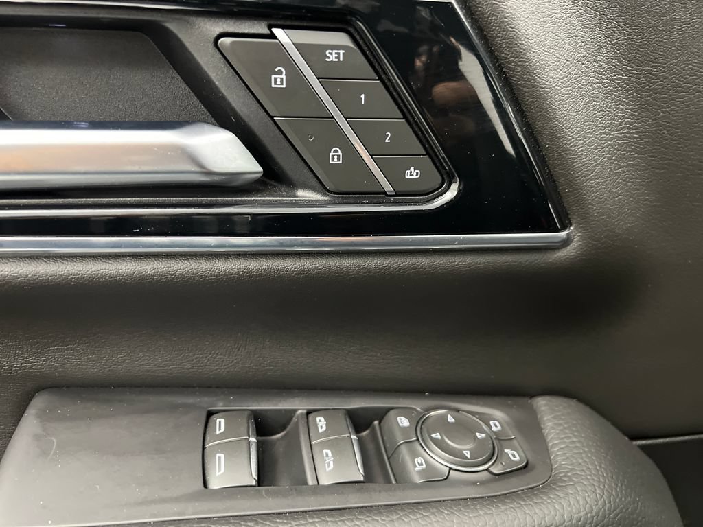 Used 2025 GMC Yukon Denali AWD/4WD image 15