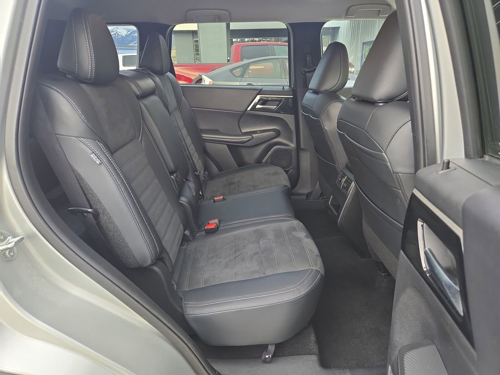 Used 2024 Mitsubishi Outlander SE image 17