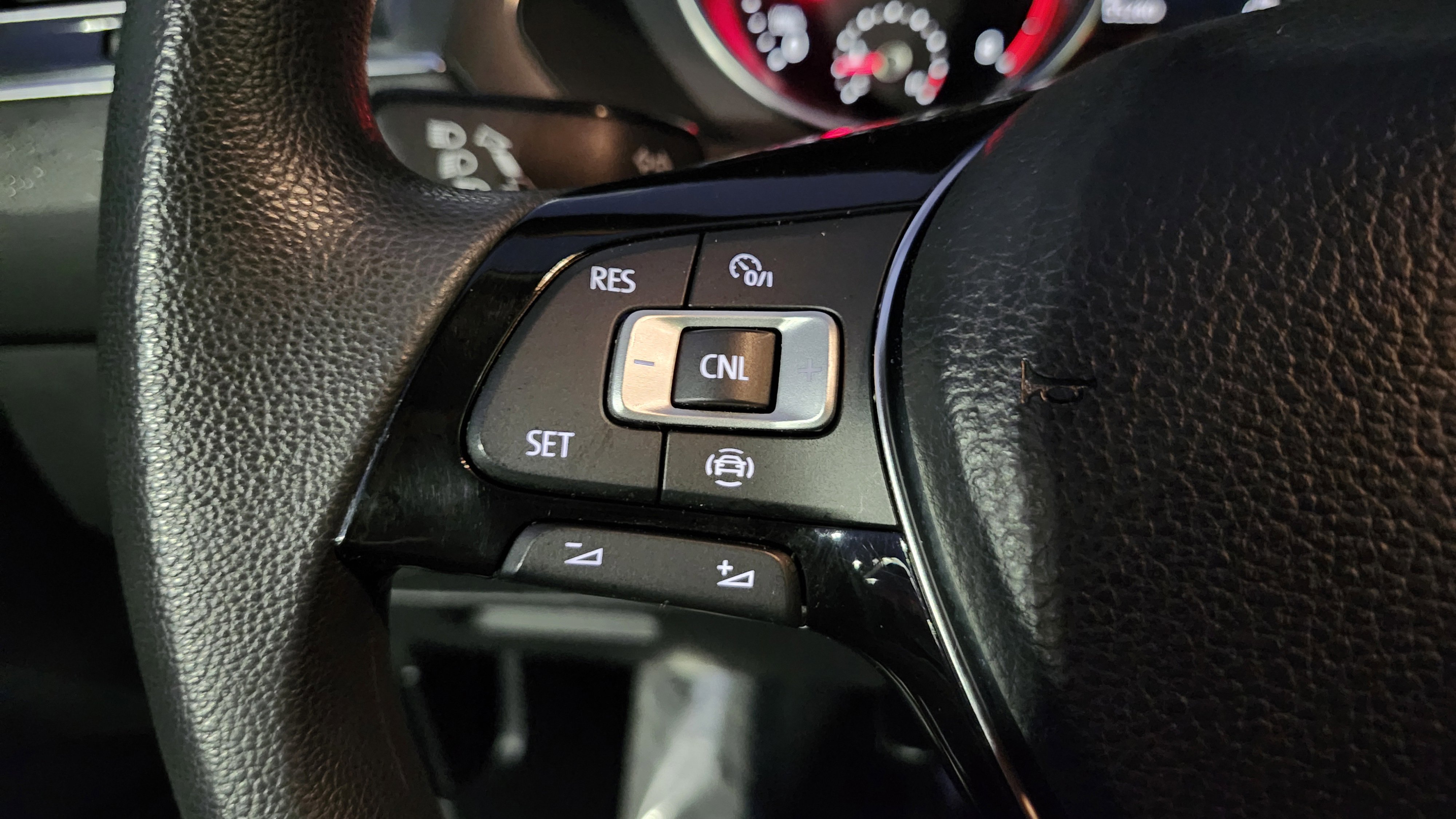 Used 2020 Volkswagen Tiguan S image 32