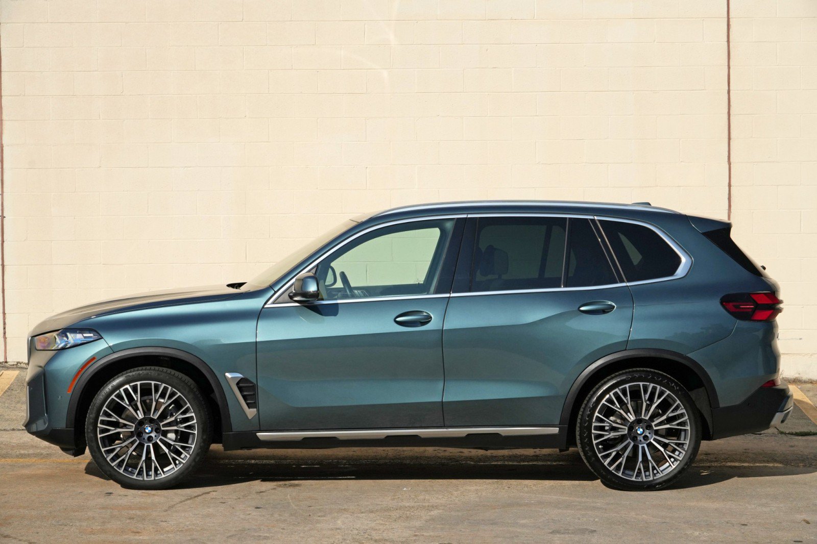 Used 2025 BMW X5 sDrive40i w/ Climate Comfort Package RWD image 57