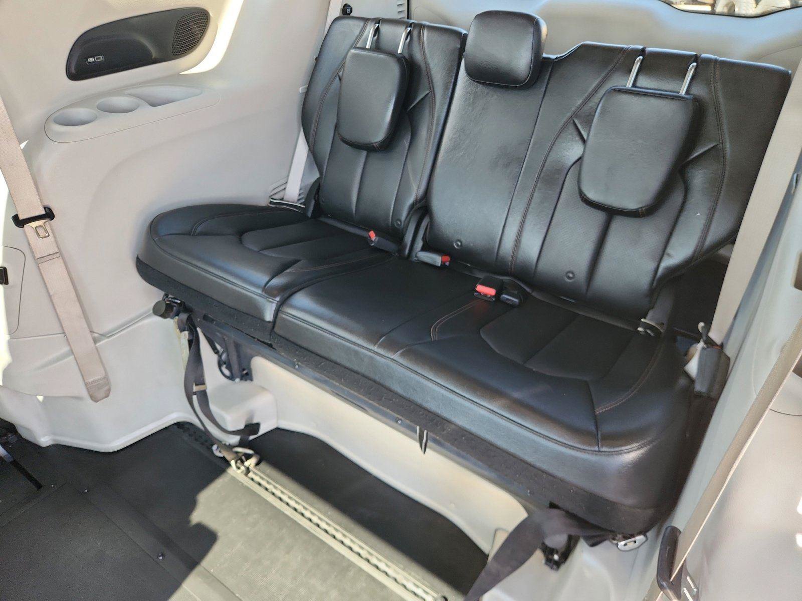 Used 2018 Chrysler Pacifica Touring-L Plus FWD image 14