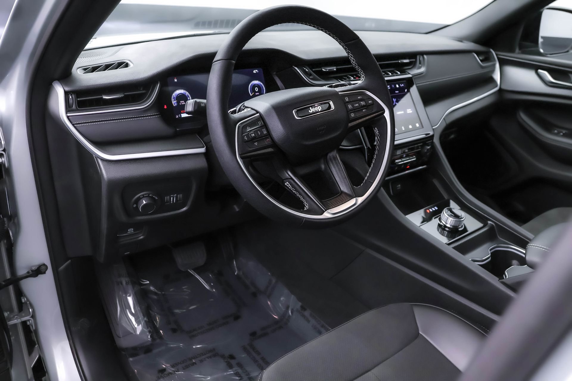 Used 2025 Jeep Grand Cherokee L Altitude image 4