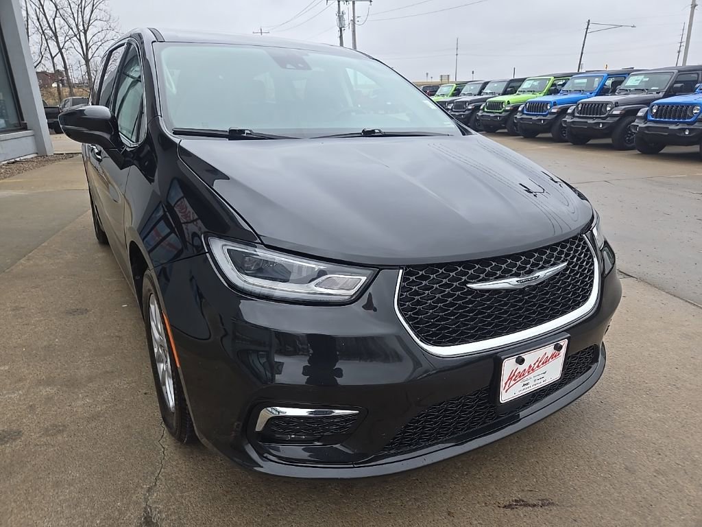 Used 2024 Chrysler Pacifica Touring-L image 14