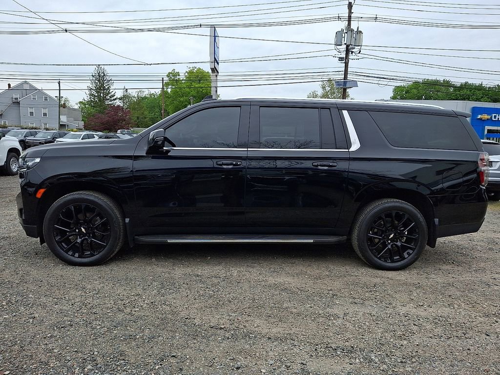 Used 2024 Chevrolet Suburban LT w/ Luxury Package AWD/4WD image 4