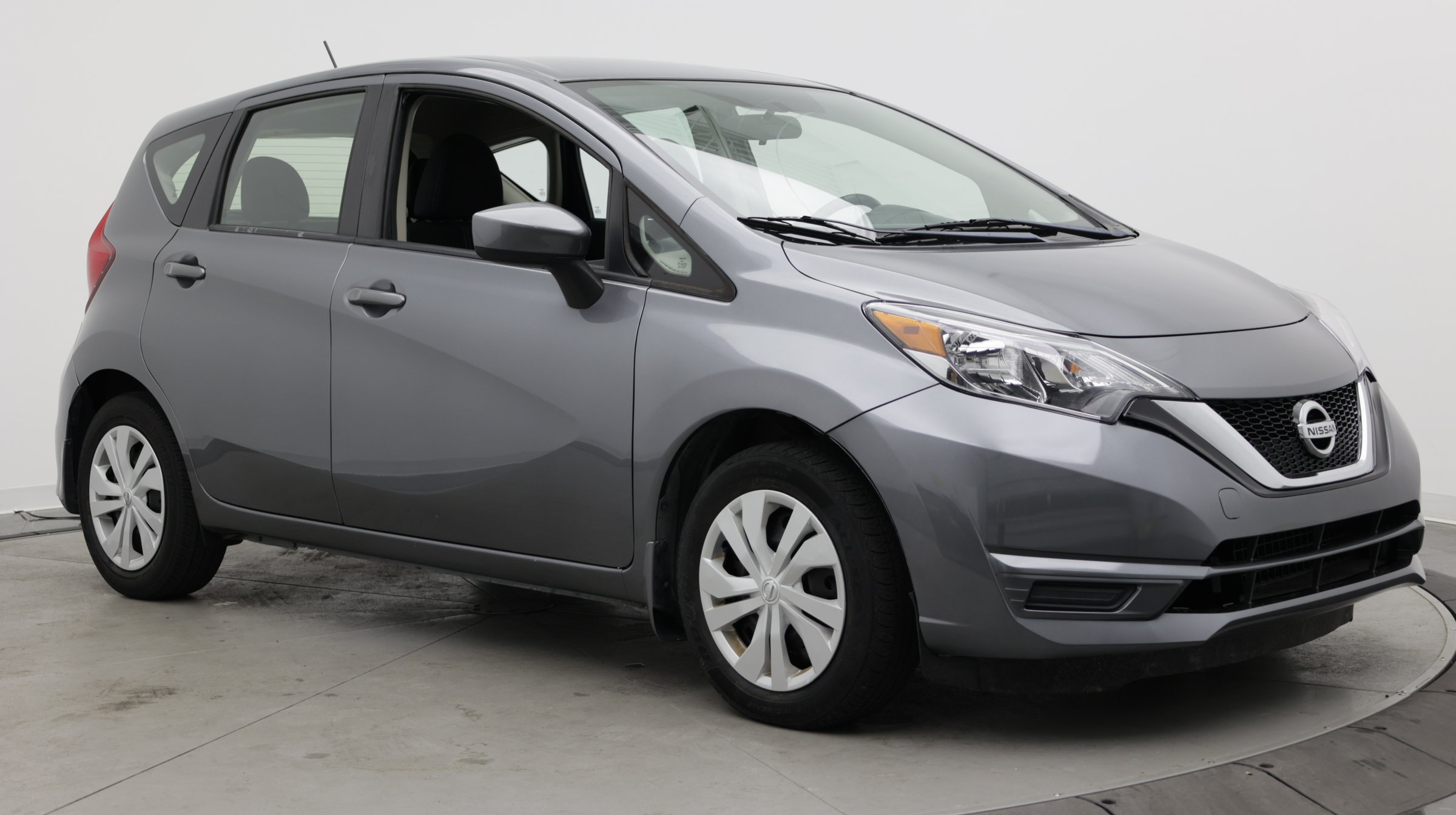 Used 2018 Nissan Versa Note SV FWD image 3