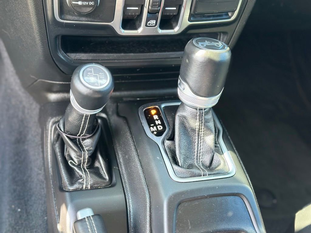 Used 2018 Jeep Wrangler Unlimited Sahara AWD/4WD image 16