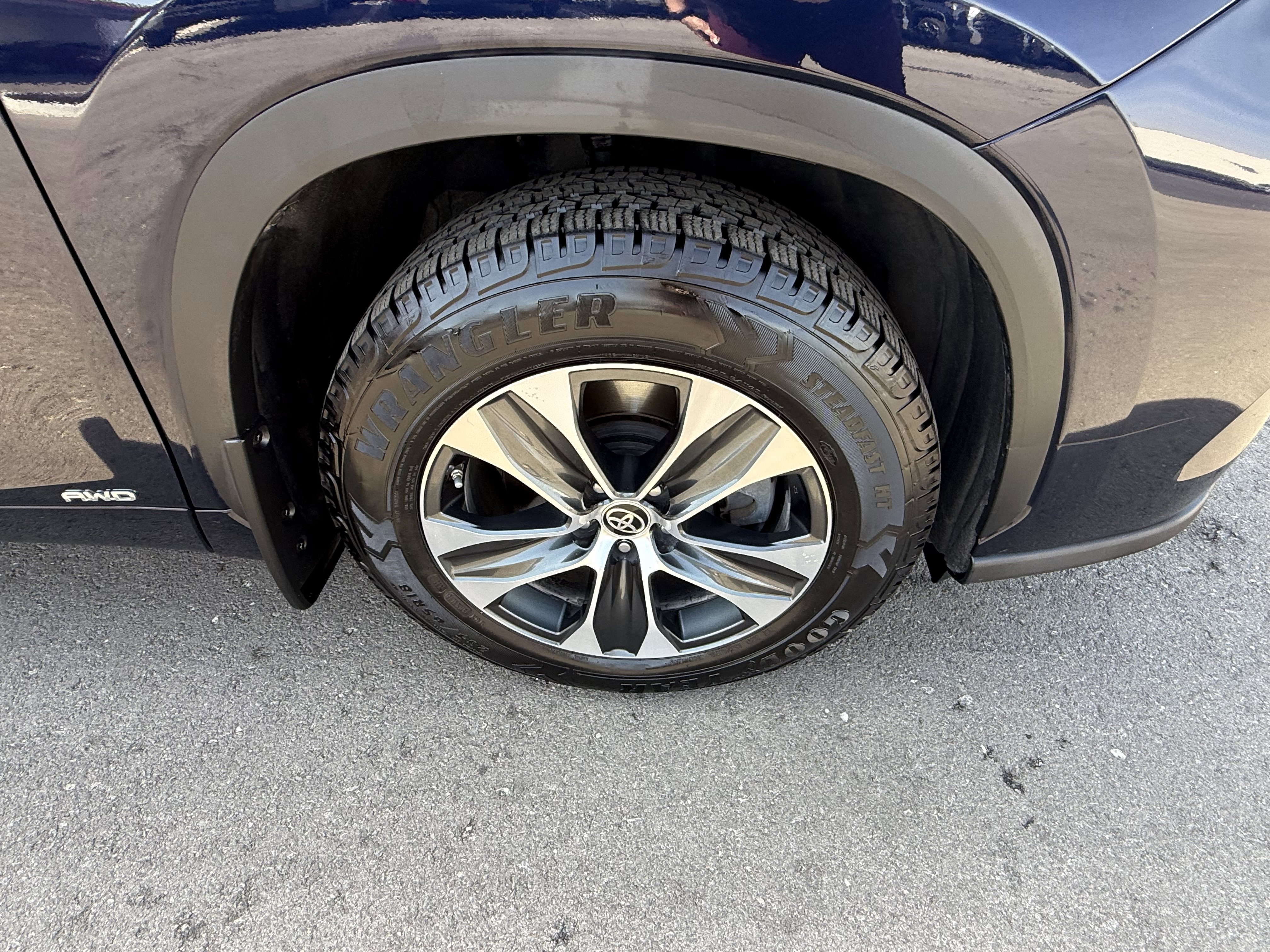 Used 2020 Toyota Highlander XLE image 29