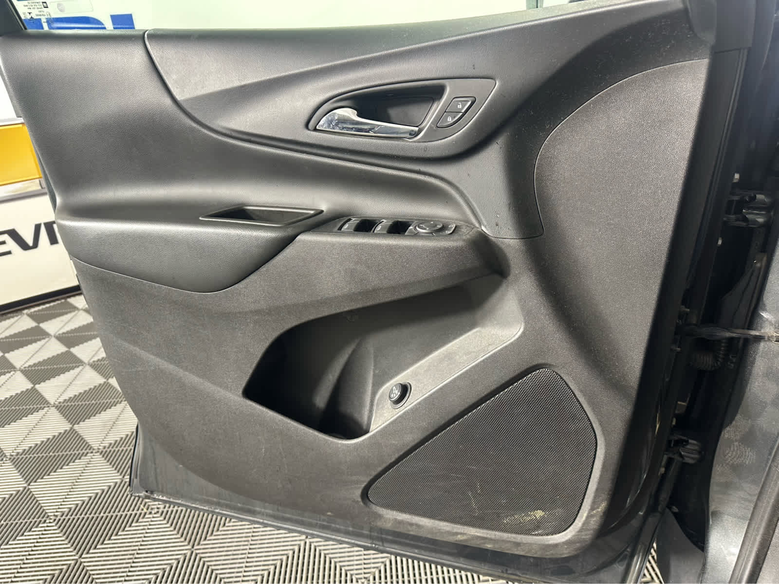 Used 2019 Chevrolet Equinox LT w/ Sun & Navigation Package image 17