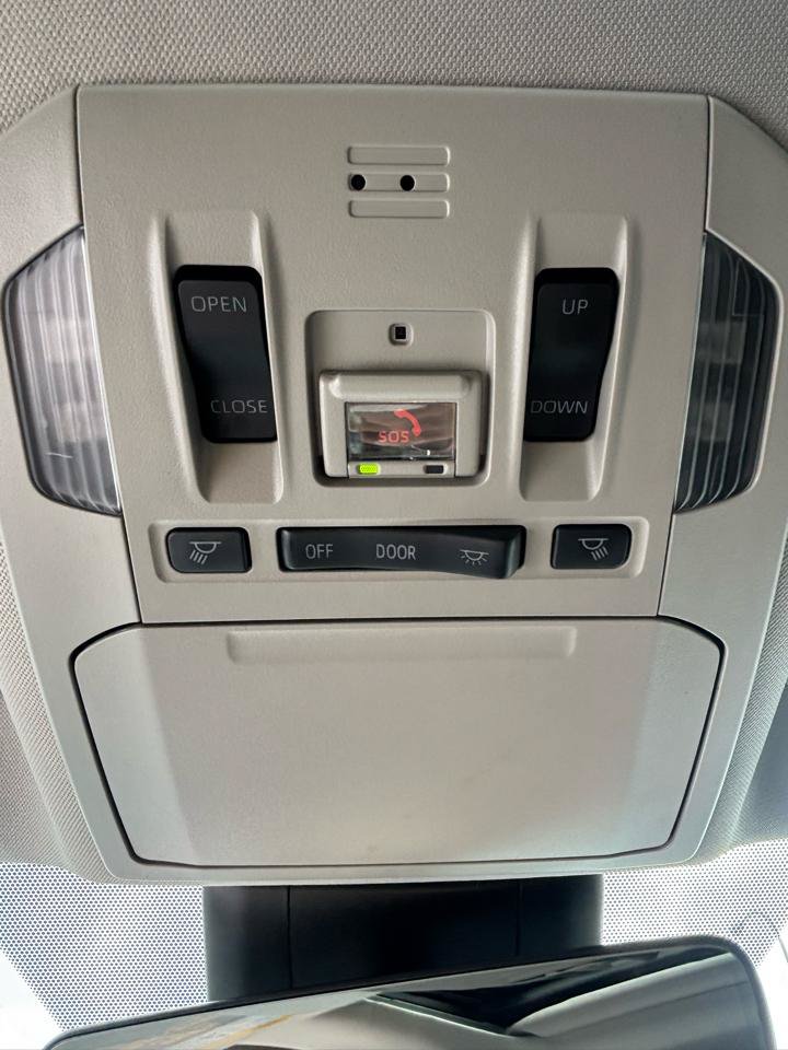 Used 2022 Toyota Highlander XLE AWD/4WD image 25