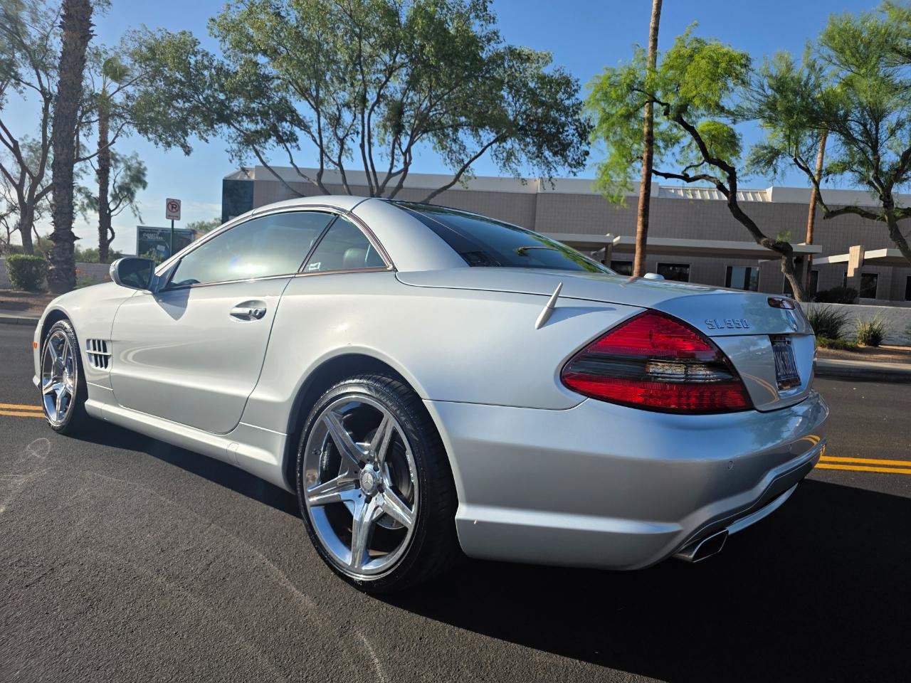 Used 2011 Mercedes-Benz SL 550 w/ Premium I Pkg image 5