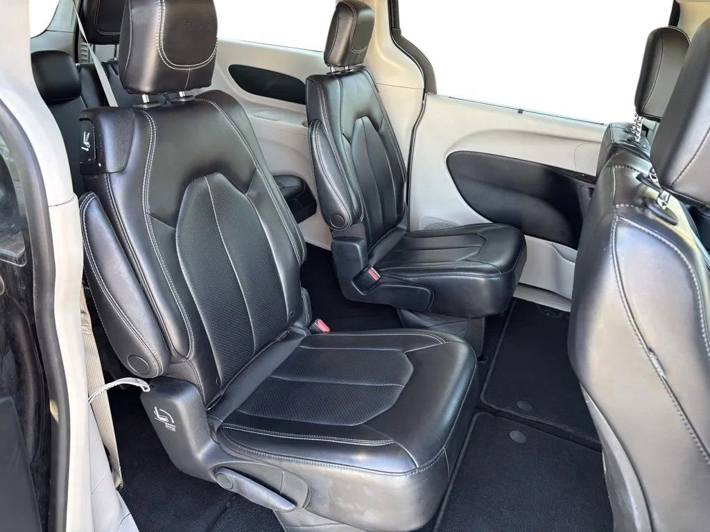 Used 2023 Chrysler Pacifica Touring-L image 25