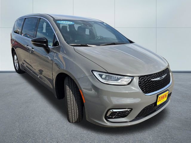 Used 2025 Chrysler Pacifica Select image 7
