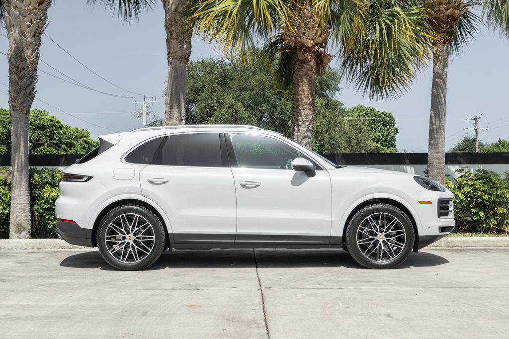 Used 2024 Porsche Cayenne AWD/4WD image 9