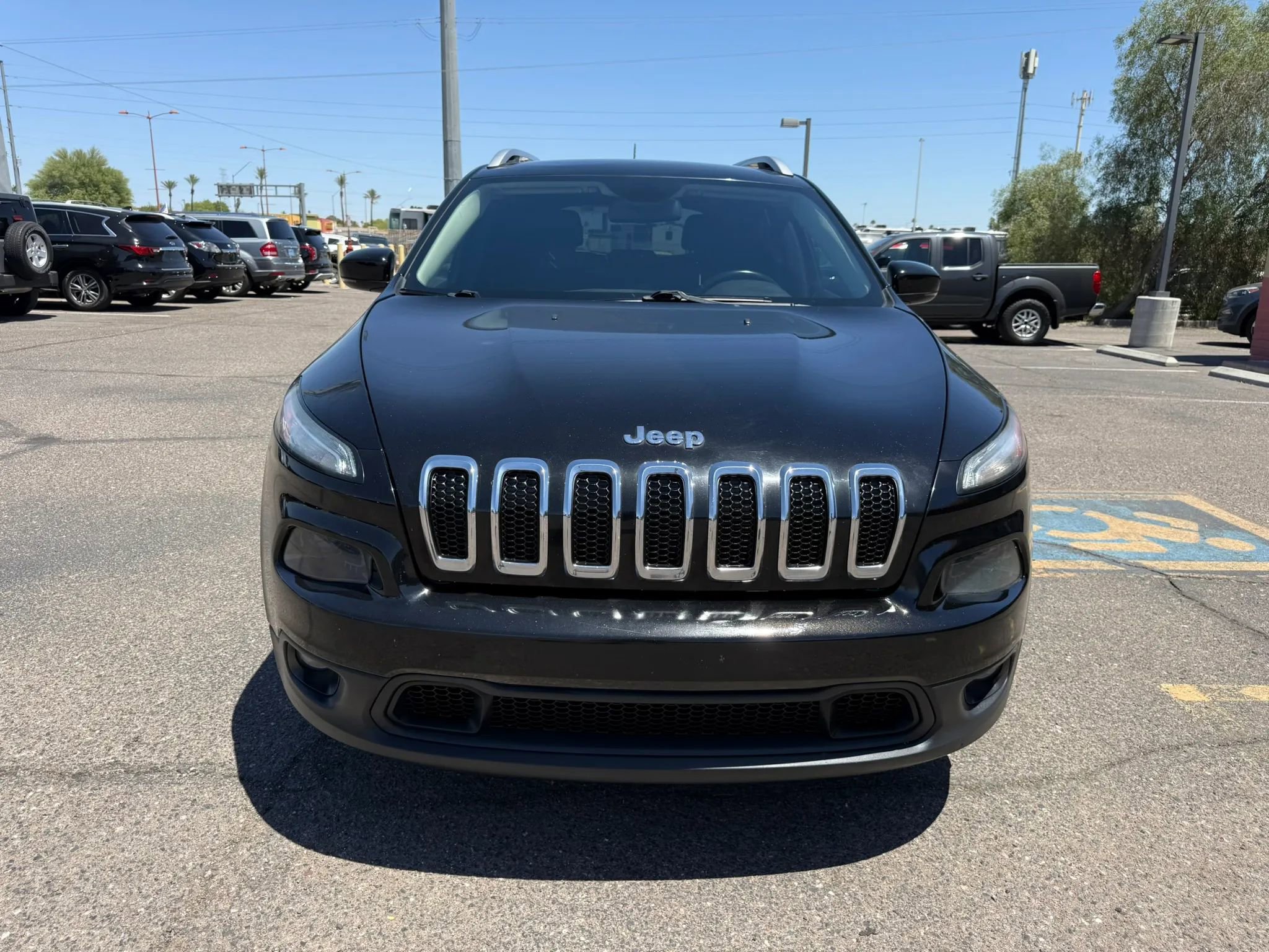 Used 2017 Jeep Cherokee Latitude w/ Safety/Convenience Group FWD image 3