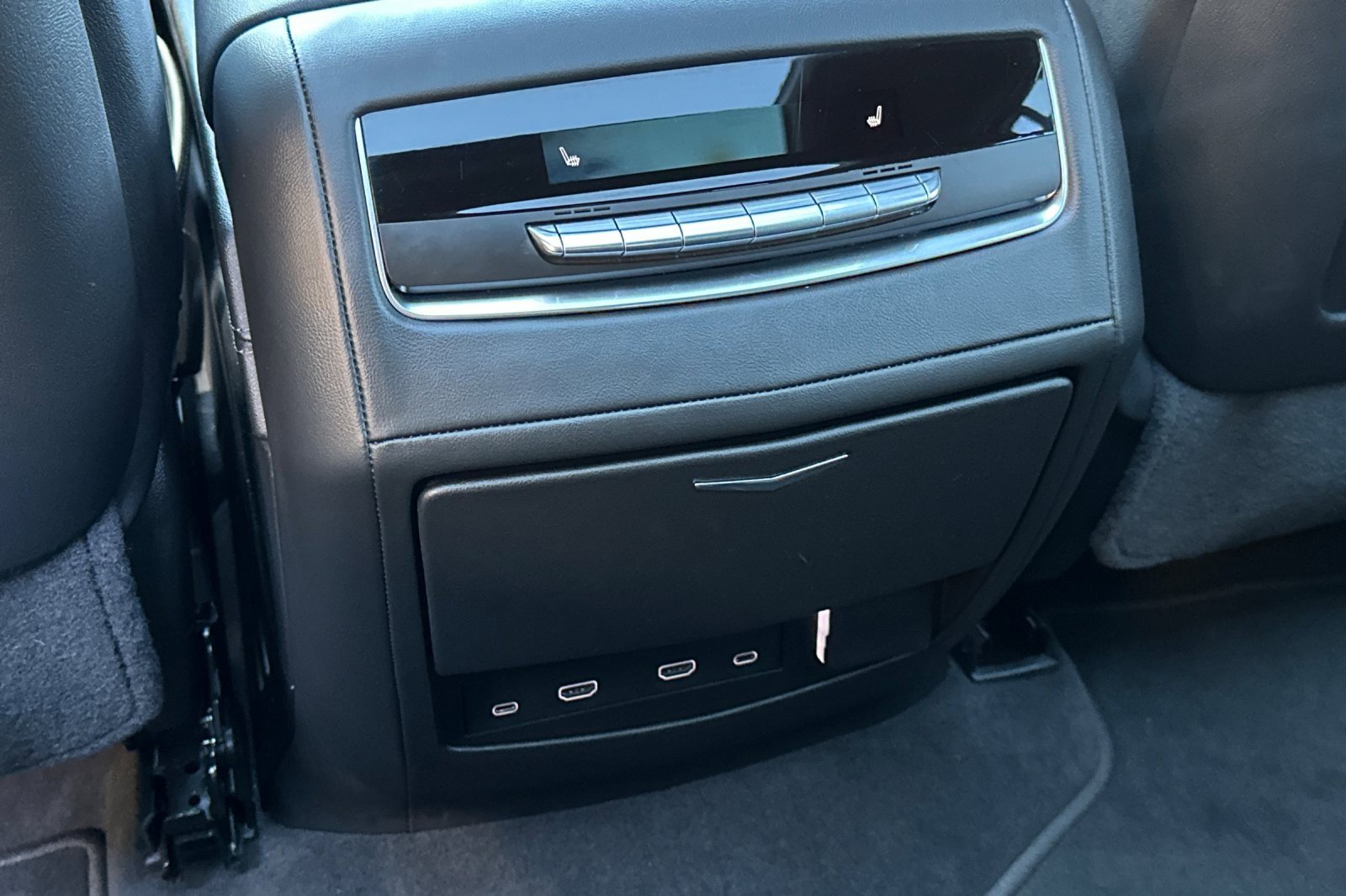 Used 2025 Cadillac Escalade Premium Luxury image 40