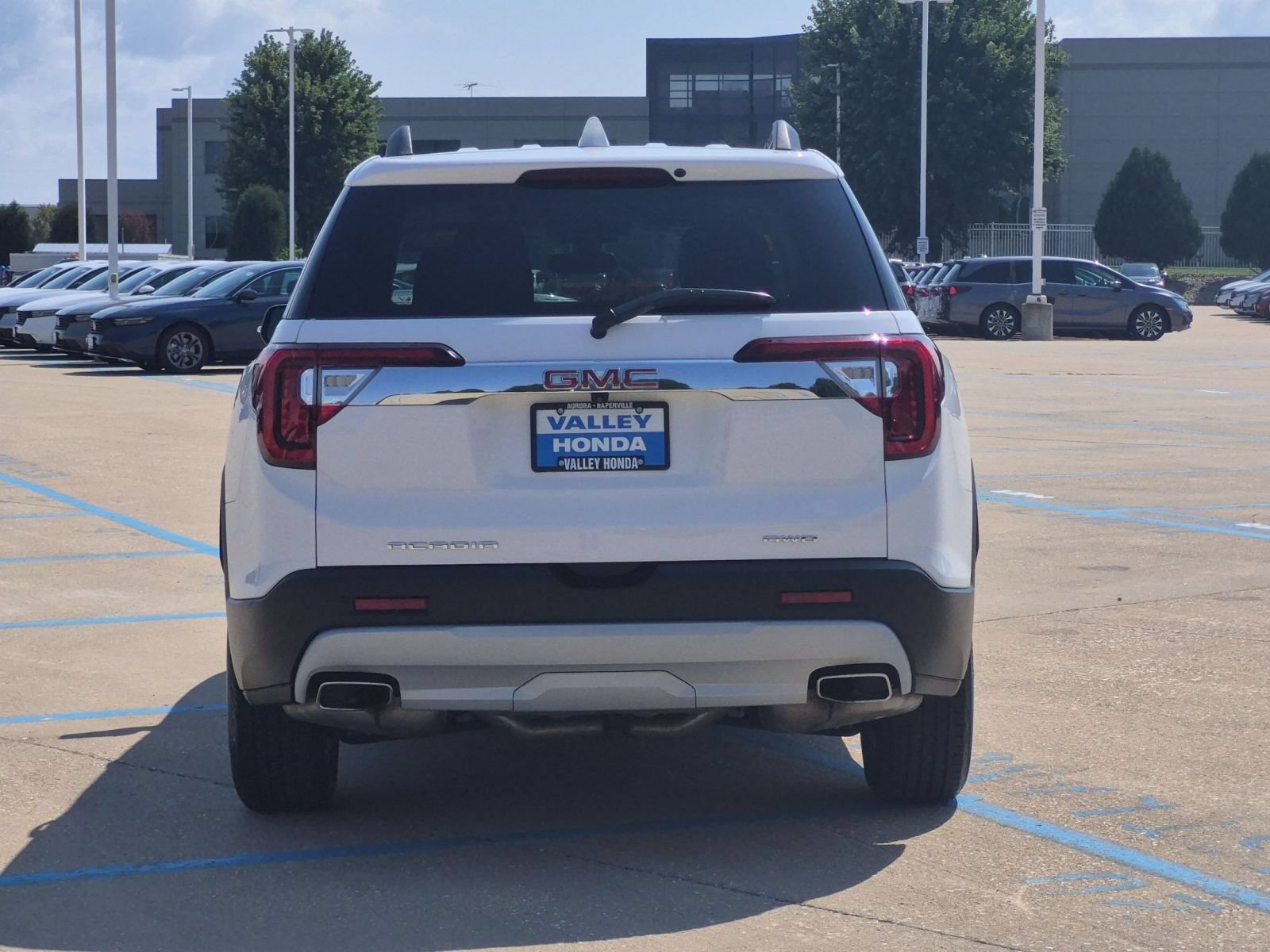 Used 2023 GMC Acadia SLT w/ Preferred Package AWD/4WD image 7